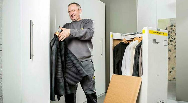 Kleider verpacken bei Umzug